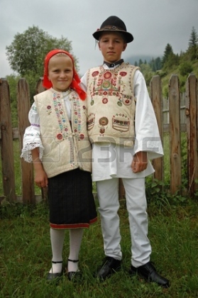 11951786-gyimes,-románia--.-június-3. -a-gyermekek-a-hagyományos-ruhákat-részt-ünnepség-során-egy-esk.jpg